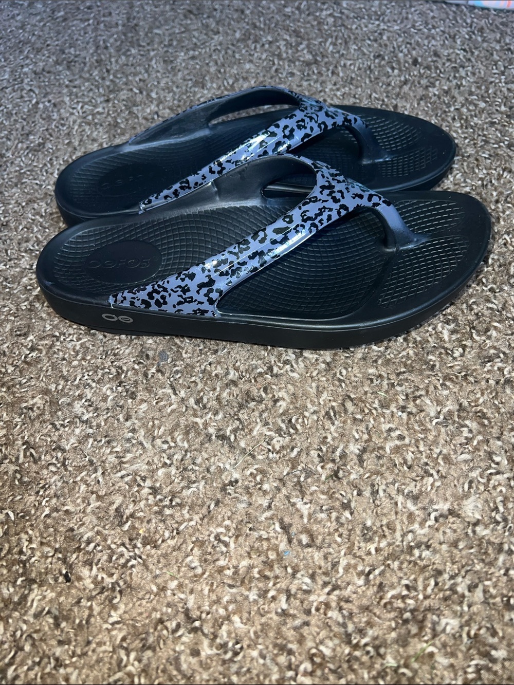 OOFOS Leopard Print Flip Flops Size 9